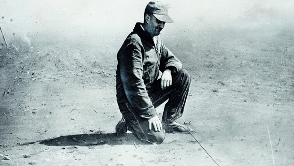Photographer unknown, Kansas dust Storm, barren earth, 1935. Courtesy Le Bal, Paris