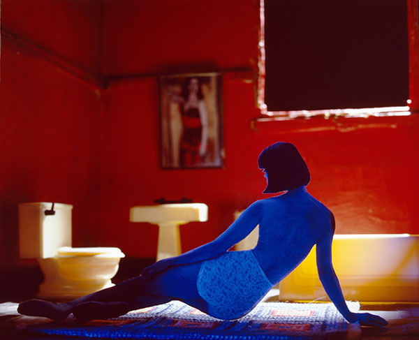 Laurie Simmons, Long House/Red Bathroom/Blue Figure, 2004 © the artist and courtesy Salon 94