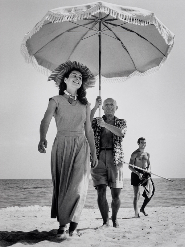 Robert Capa, Pablo Picasso with his nephew Javier Vilato and Françoise Gilot on the beach. Golfe-Juan, France. August, 1948 © Robert Capa © International Center of Photography / Magnum Photos
