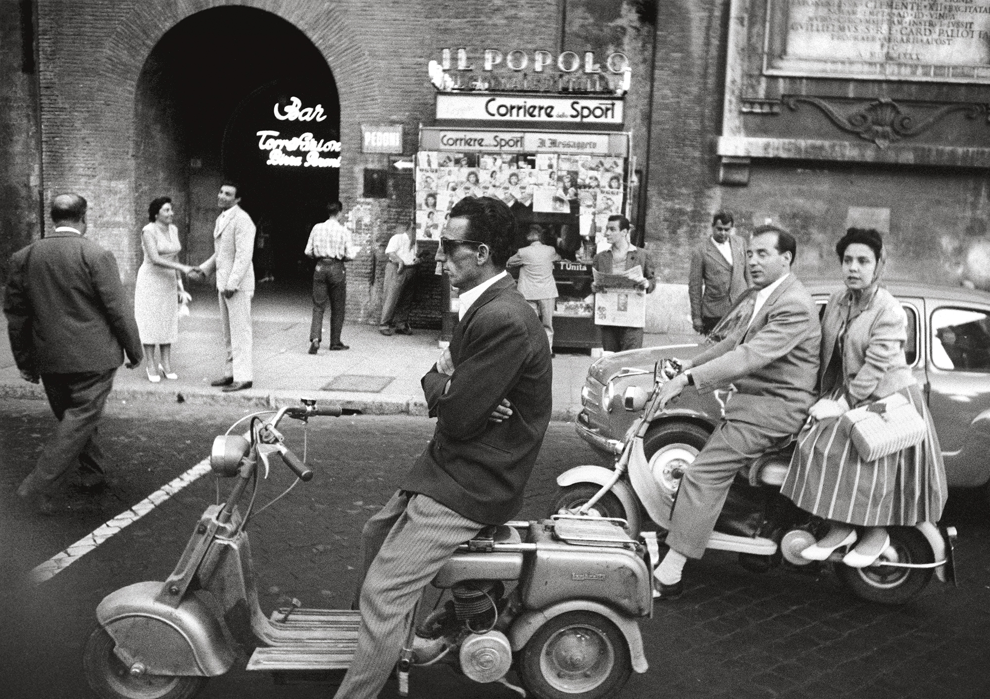 William Klein, <em>Red light, Piazzale Flaminio, Rome</em>, 1956″>
		</div>
		<div class=