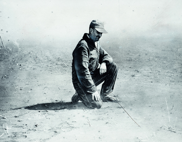 Photographer unknown, Kansas dust Storm, barren earth, 1935. Courtesy Le Bal, Paris 