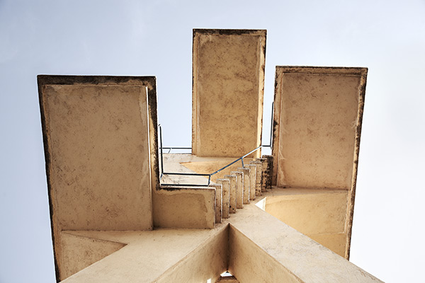 François-Xavier Gbré, Swimming pool III, Bamako, 2009. Courtesy the artist and Galerie Cécile Fakhoury, Abidjan