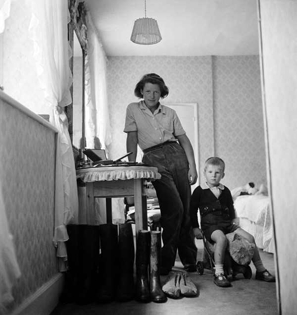 Lee Miller, Lady Mary Dunn and young evacuee, Buckinghamshire, England, 1941 © Lee Miller Archives, England 2015