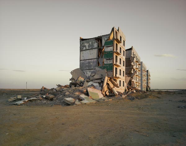 Nadav Kander, The Aral Sea I (Officers Housing), Kazakhstan 2011. Courtesy Nadav Kander and Flowers Gallery