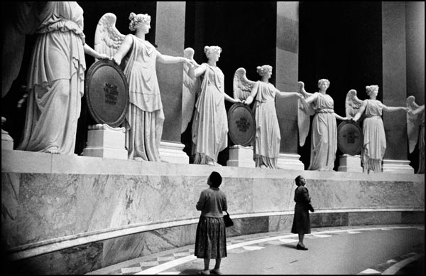 Liberation Hall, 34 victories in marble, one for each of the German states - from a circle, holding between them 17 tablets inscribed with the names of the battles fought in the victorious War of Liberation against Napoleon from 1813 to 1815, Kelheim, West Germany, 1959 © The Inge Morath Foundation. Courtesy Magnum Photos 