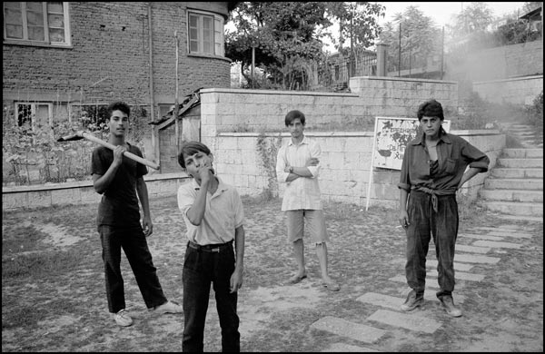 Inge Morath, Boys in the street, Nikopol, Bulgaria, 1994 © The Inge Morath Foundation. Courtesy Magnum Photos 