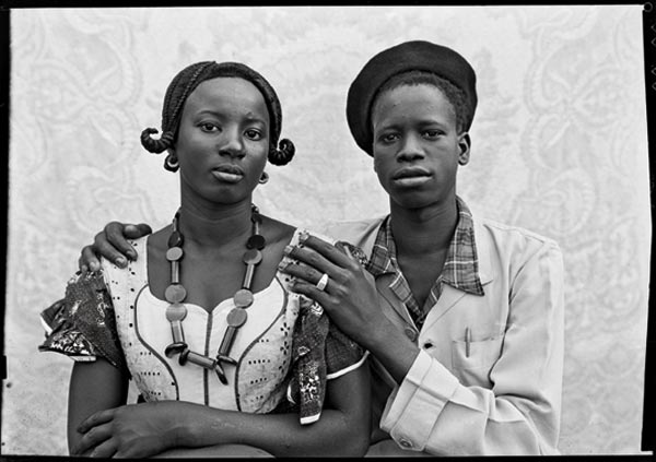 Seydou Keïta, Sans titre, 1949 © Seydou Keïta / SKPEAC. Courtesy CAAC, The Pigozzi Collection, Genève