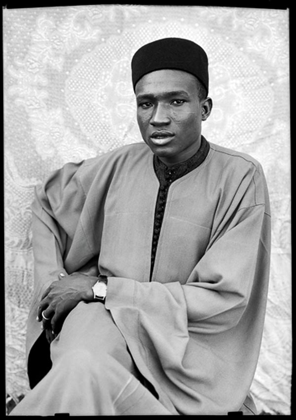 Seydou Keïta, Sans titre, 1949-1951. © Seydou Keïta / SKPEAC. Courtesy CAAC, The Pigozzi Collection, Genève