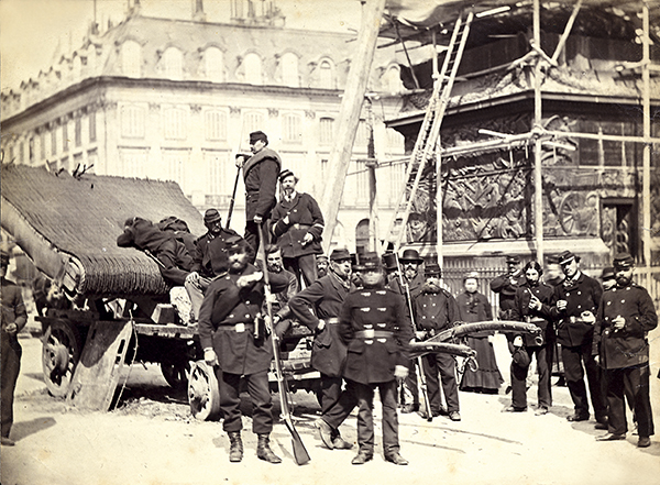 Bruno Braquehais, National Guards and Communards at the Vendôme Column, 1871 © The Metropolitan Museum of Art