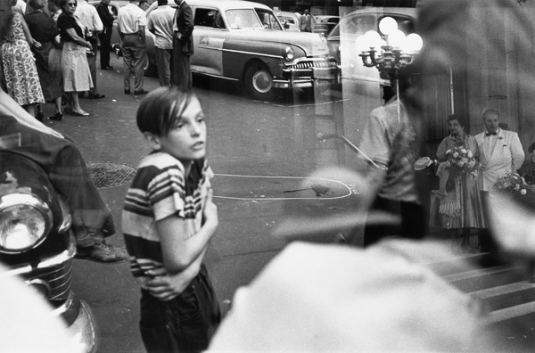 Louis Faurer, Accident, New York, 1952 © Louis Faurer Estate, Courtesy Deborah Bell