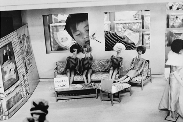 Yutaka Takanashi, Shinjuku-ku: Isetan Department Store, October 23 Tammy ¥1,000, Pepper ¥700, 1965, from the series Tokyo-jin (Tokyoites) © the artist and courtesy Taka Ishii Gallery Photography/Film