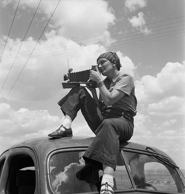 Paul S. Taylor, Dorothea Lange in Texas on the Plains, ca.1935 © The Oakland Museum of California 