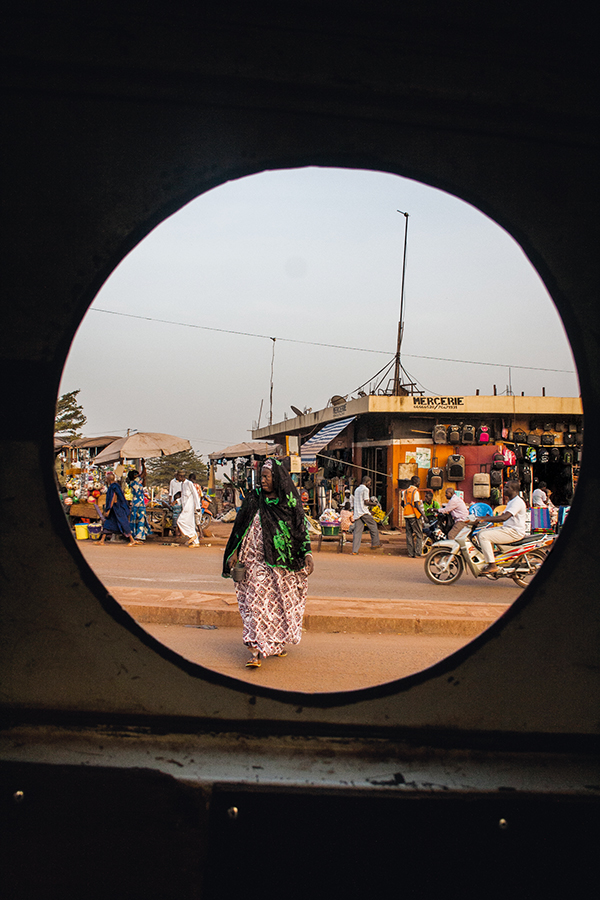 Amsatou Diallo, An elderly woman crossing a street in Bamako, 2016 Courtesy the artist 