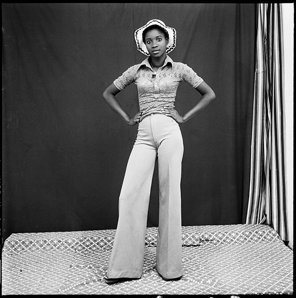 Malick Sidibé, (Je l’appelais) La gazelle / Avec mon chapeau et mes pattes d’éléphant, 1974 © the artist and courtesy Magnin-A 