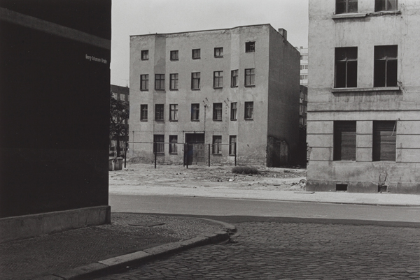 Ulrich Wüst, from Stadtbilder,1980–83 © Ulrich Wüst, Courtesy Loock Galerie, Berlin