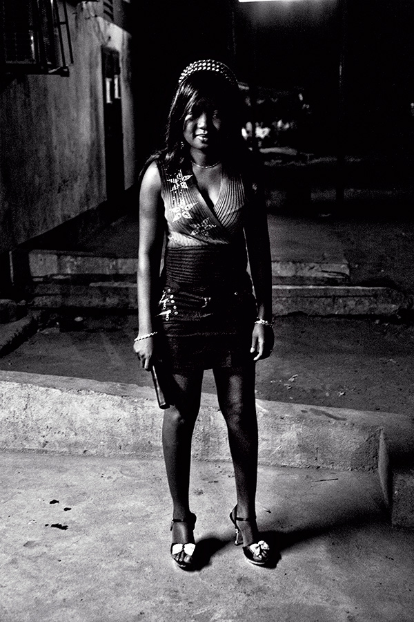 Fatoumata Diabate, Portrait of Sali, Badialan 3, Bamako, 2012, from the series Sutigui (à nous la nuit) Courtesy of the artist 