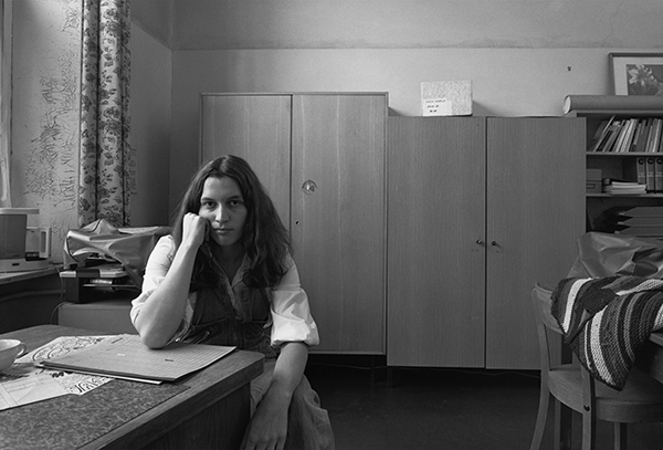 Michael Schmidt, Sozialarbeiterin beim Bezirksamt Wedding (Social worker at Wedding district offices), 1976–78, from the series Berlin-Wedding © Foundation for Photography and Media Art with the Michael Schmidt Archive 