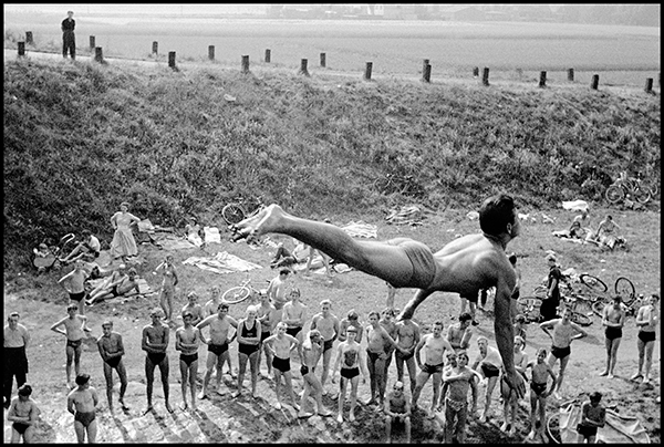 Leonard Freed, Divers on the banks of a canal near Dortmund, Dortmund, West Germany, 1965 ©the artist/Magnum Photos 