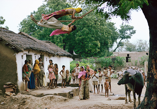 Raghubir Singh, Catching the Breeze, Hathod Village, Jaipur, Rajasthan, 1975 © Succession Raghubir Singh 