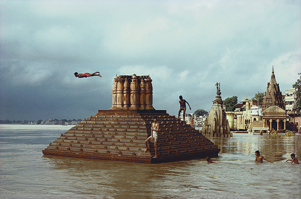 Raghubir Singh Man Diving, Ganges Floods, Benares, Uttar Pradesh, 1985 © Succession Raghubir Singh 