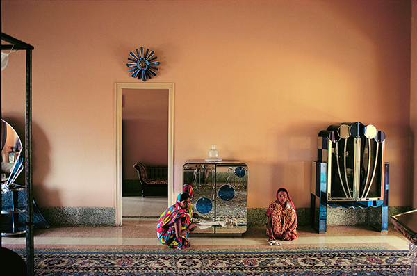 Raghubir Singh, Employees, Morvi Palace, Gujarat, 1982 © Succession Raghubir Singh 