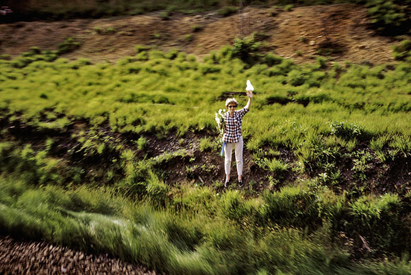 Paul Fusco, Robert Kennedy funeral train, USA, 1968. © Paul Fusco/Magnum Photos