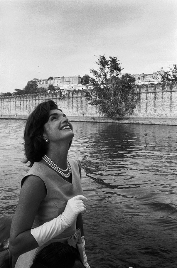 INDIA. Udaipur. 1962. First lady Jacqueline KENNEDY returns from a visit to the Lake Palace Hotel.