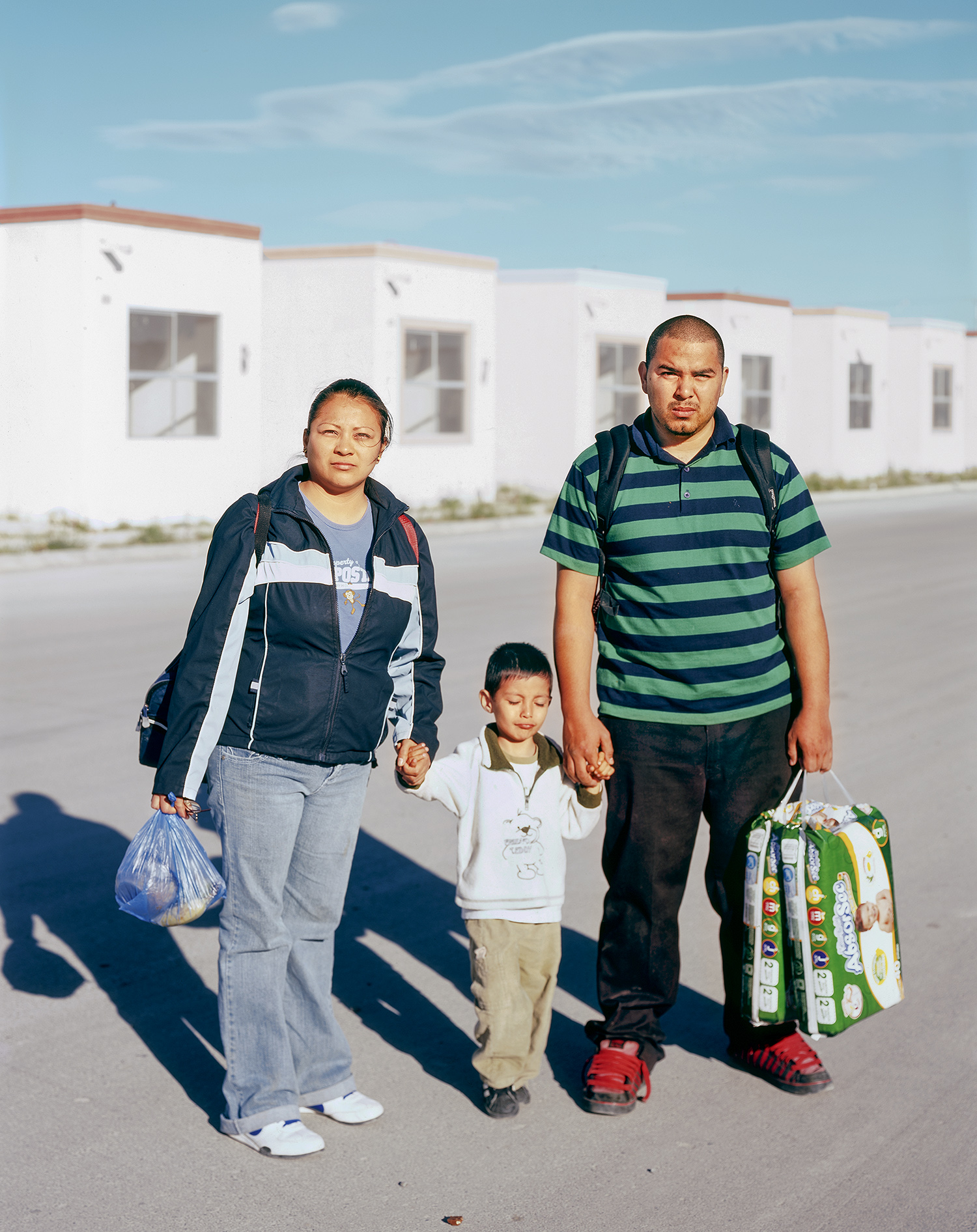 Alejandro Cartagena, Family walking back from store in Juárez suburb, 2009