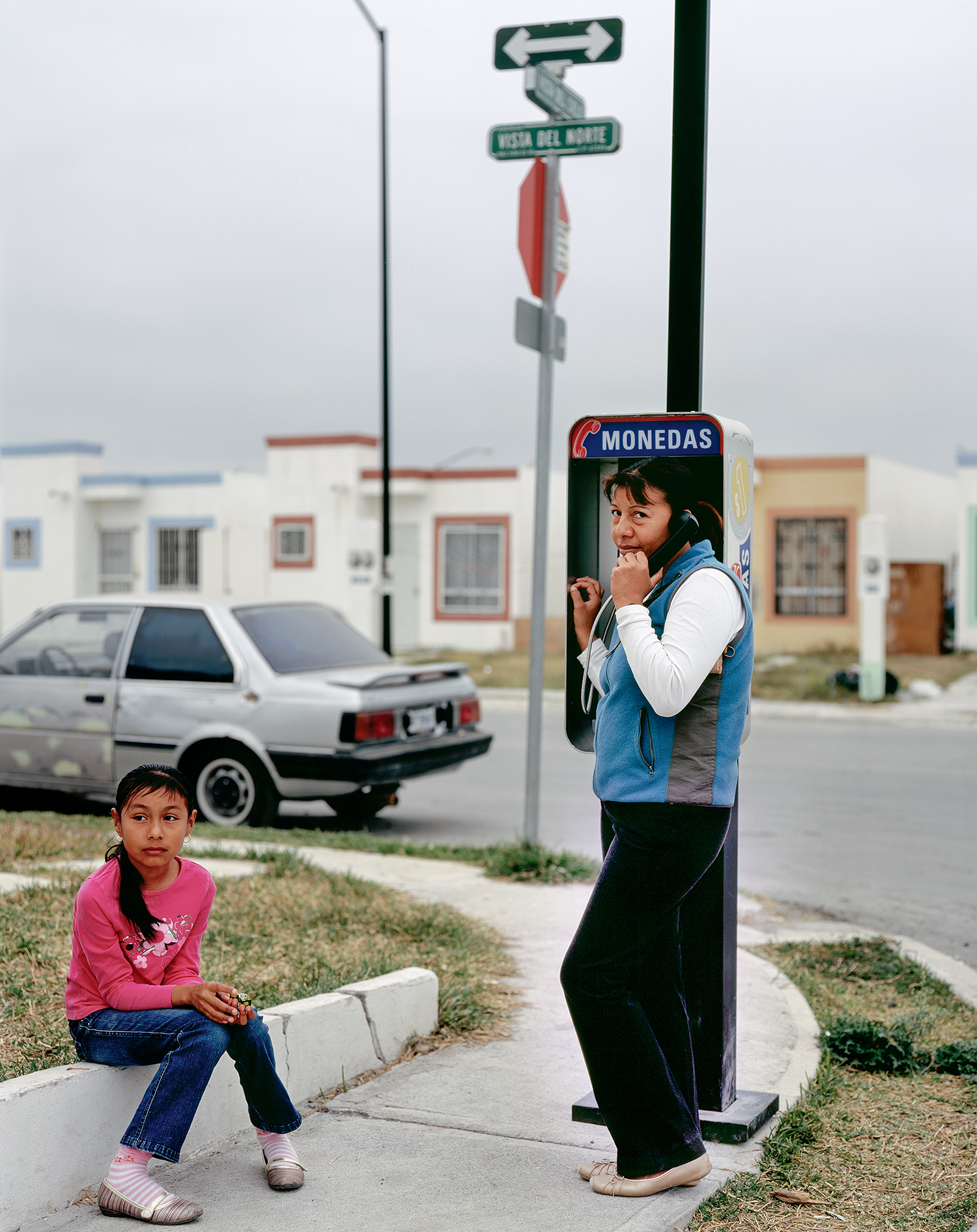 Alejandro Cartagena, Mother and daughter at public phone in Juárez suburb, 2009