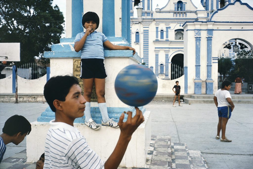 Alex Webb, Tehuantepec, Oaxaca, 1985; from Alex Webb: La Calle (Aperture/Televisa Foundation, 2016)