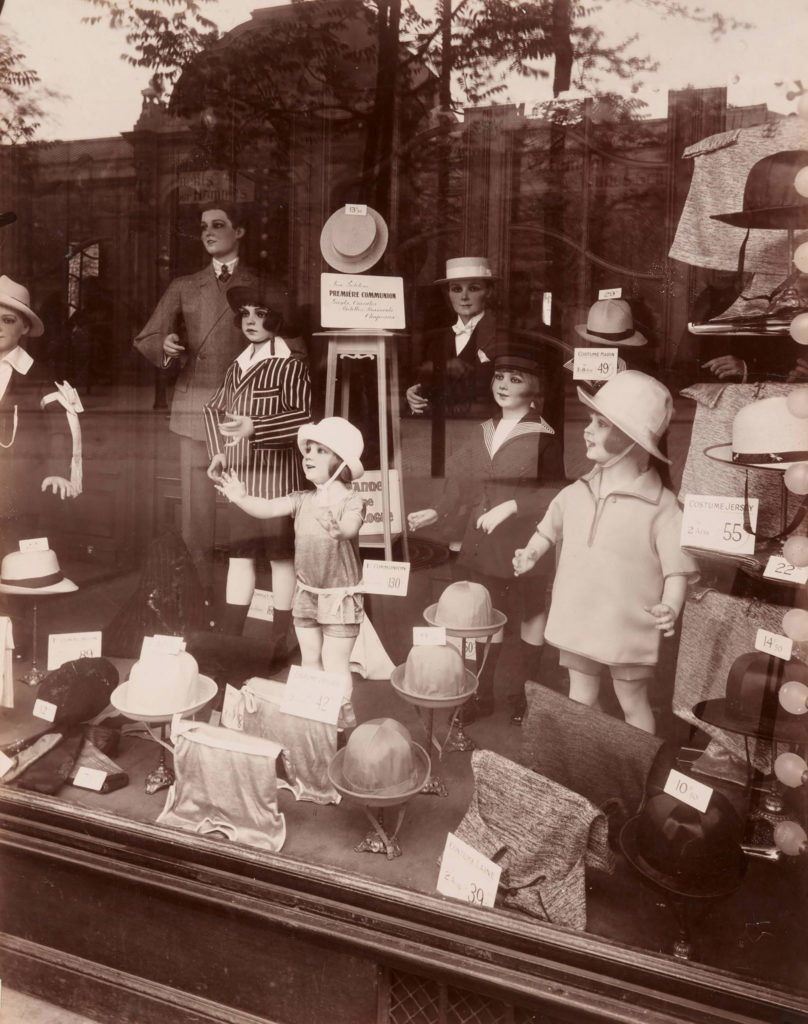 Eugène Atget, Magasin, avenue des Gobelins, 1925