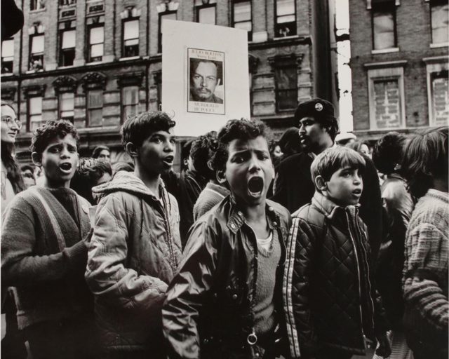 Hiram Maristany. Children in the funeral march of Julio Roldán, 1970