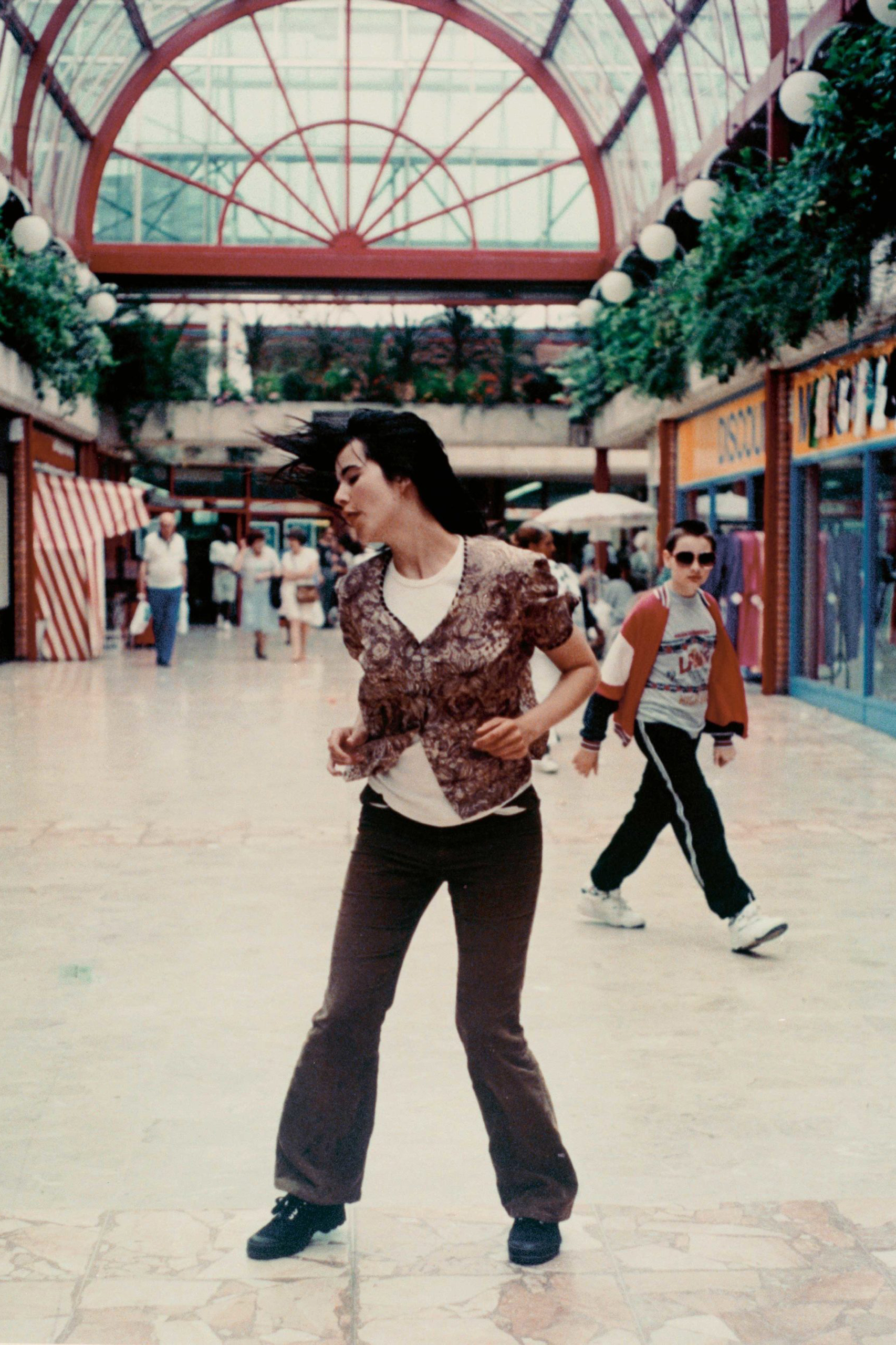 Gillian Wearing, Still from <em>Dancing in Peckham</em>, 1994. Color video, sound, 25 minutes”>
		</div>
		<div class=