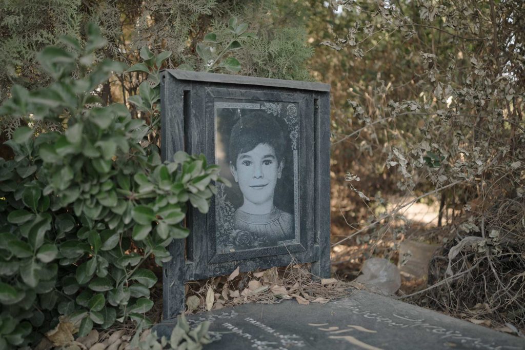 Amin Yousefi, Child's headstone, Bagh-e Rezvan Cemetery, Isfahan, Iran, 2021