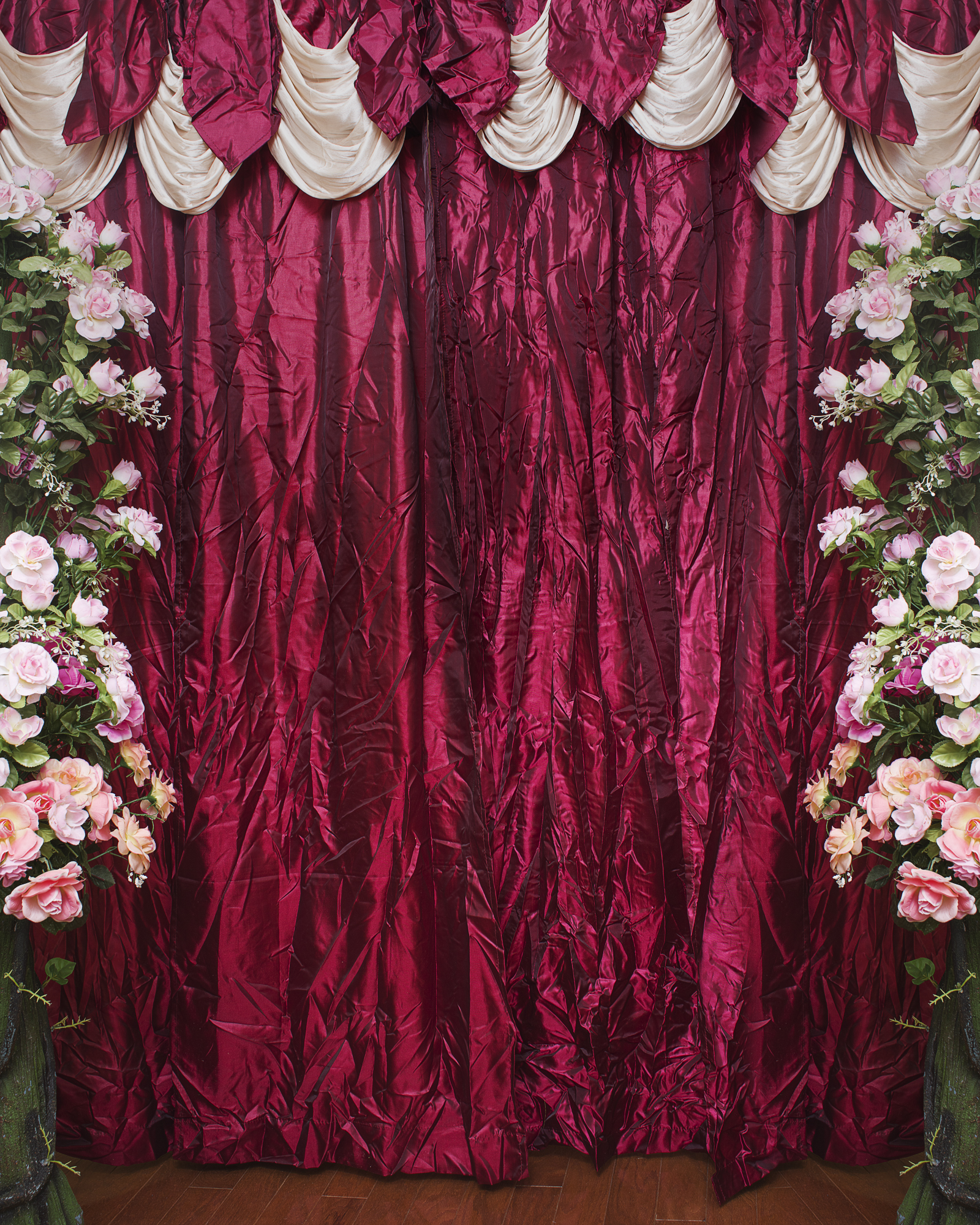 Pao Houa Her, <em>Maroon Backdrop</em>, 2017″>
		</div>
		<div class=