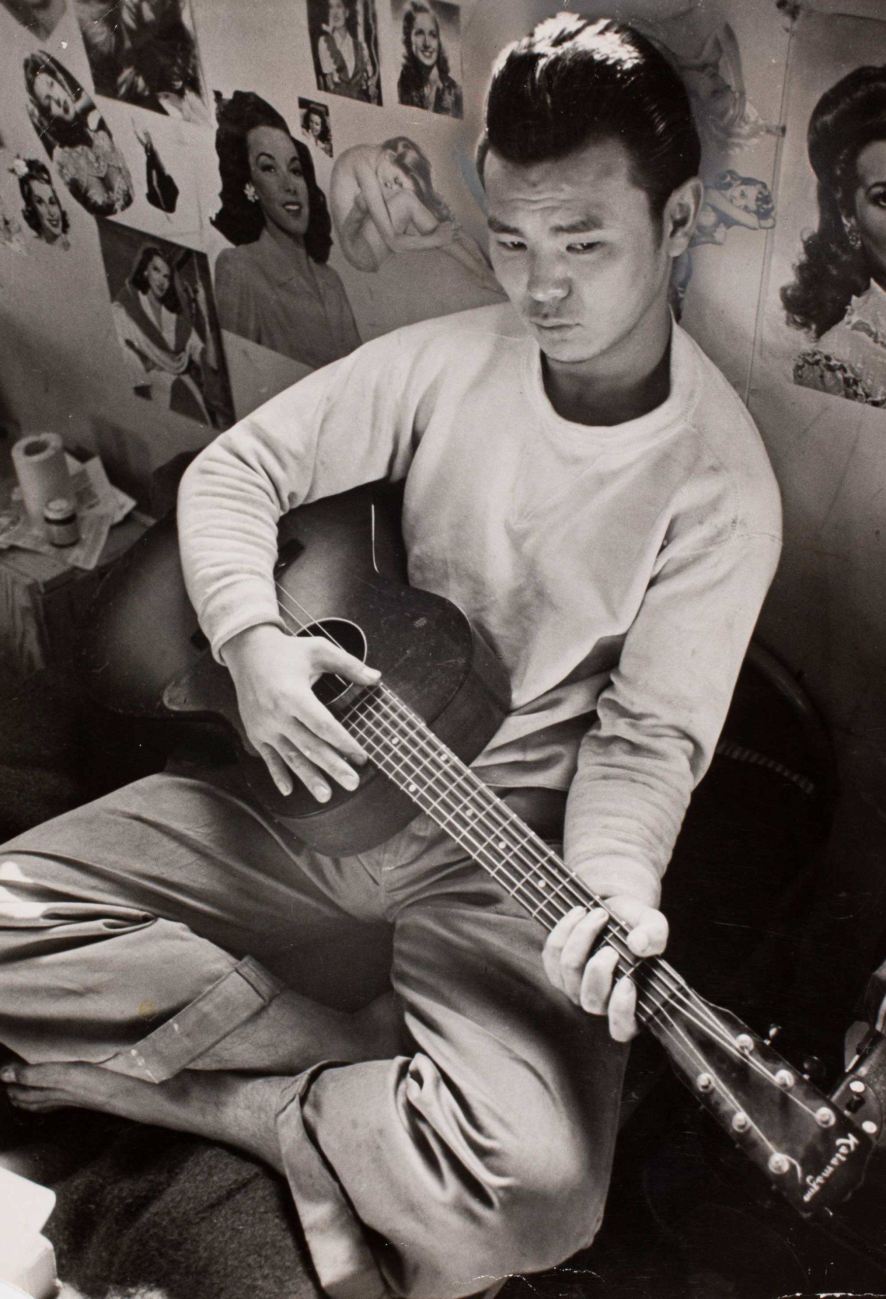 Carl Mydans, Young man playing guitar in the stockade, Tule Lake Internment Camp, Newell, California, 1944