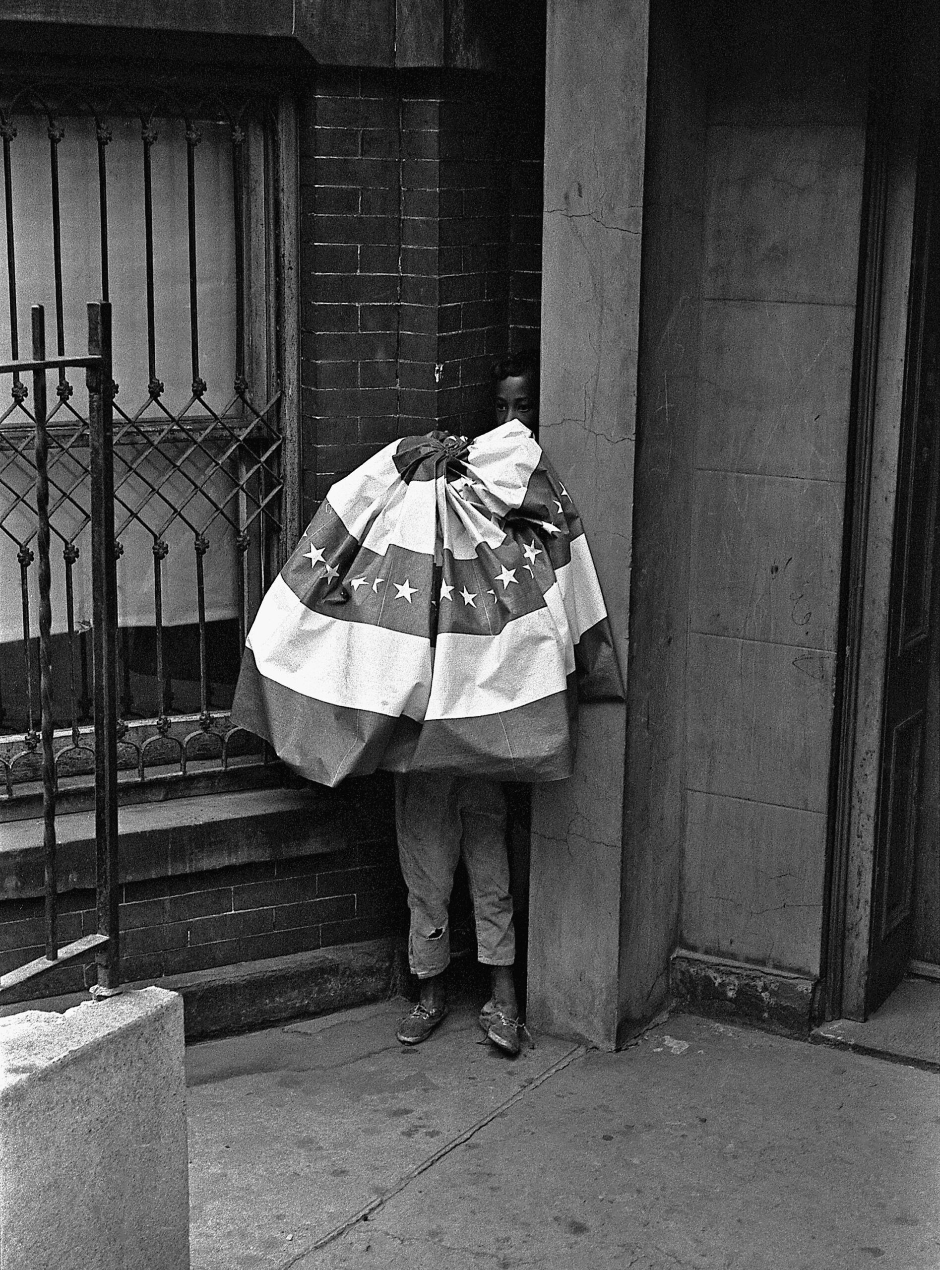 Larry Fink, <em>Harlem</em>, New York City, July 1964<br>
All photographs from <em>Larry Fink on Composition and Improvisation</em> (Aperture, 2014). Courtesy the artist”>
		</div>
		<div class=