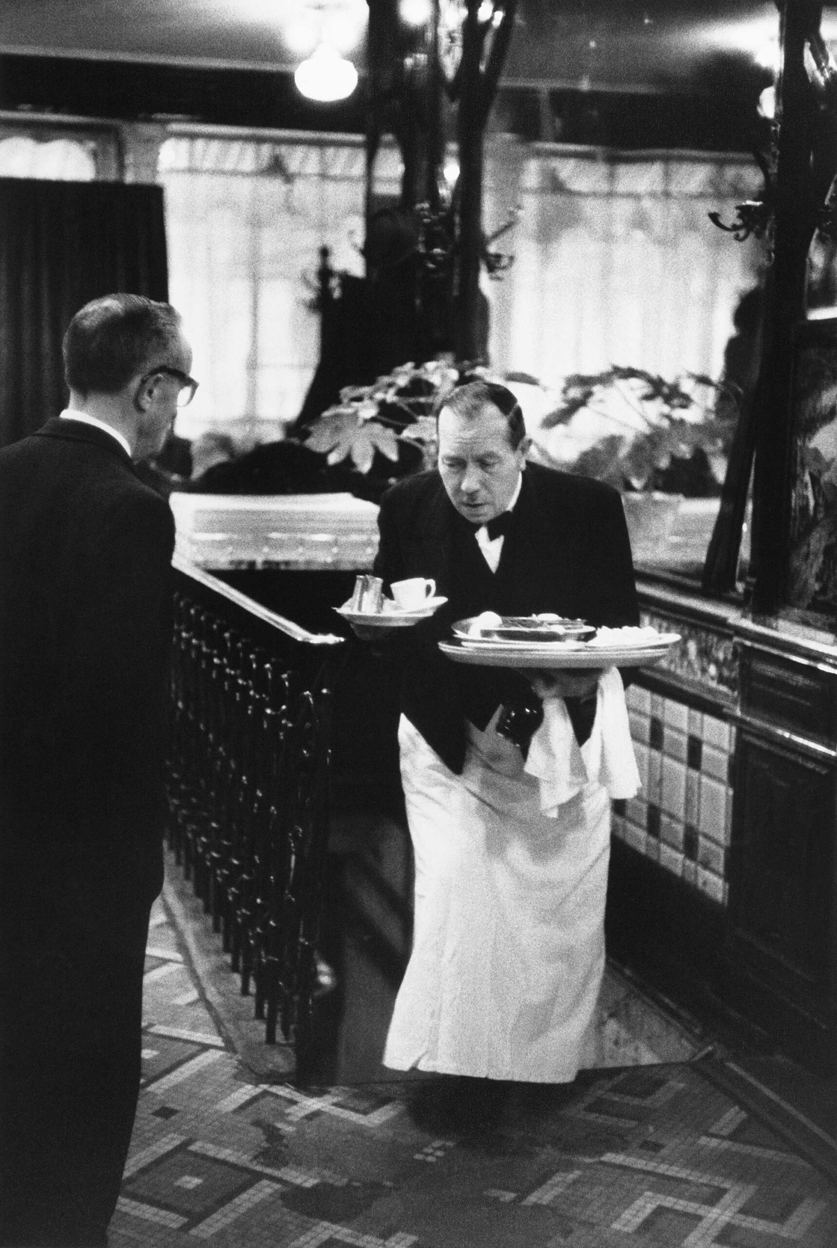 Janine Niepce, <em>Restaurant époque 1900. Le garçon de café</em> (Restaurant in the 1900s style. The waiter), 1957″>
		</div>
		<div class=