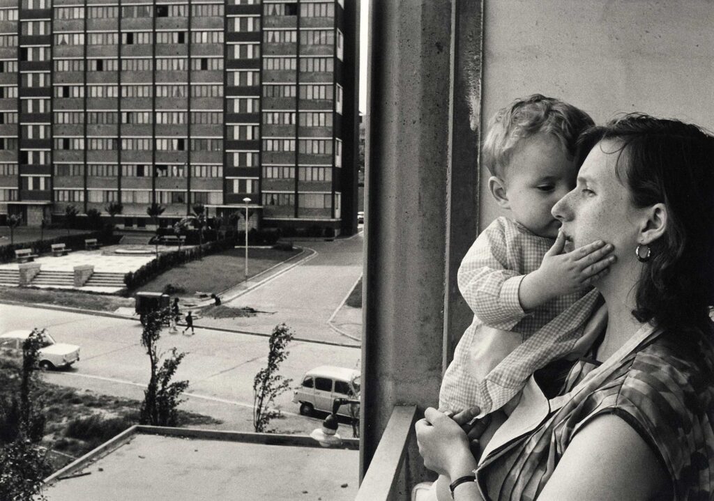 Janine Niepce, H.L.M. à Vitry. Une mère et son enfant, 1965