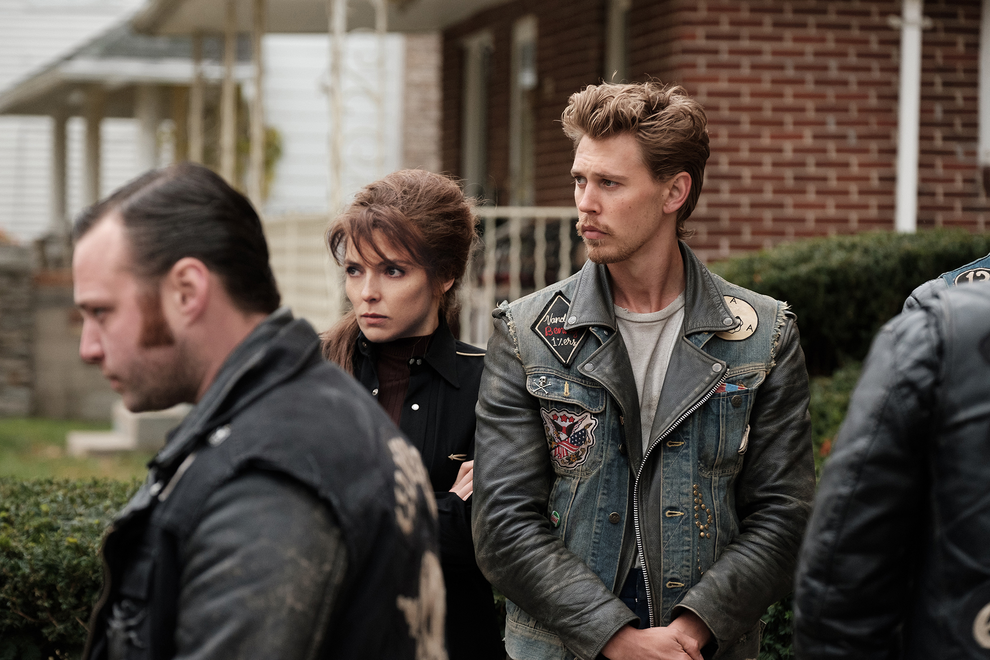 (L to R) Emory Cohen as Cockroach,  Jodie Comer as Kathy and Austin Butler as Benny in director Jeff Nichols' THE BIKERIDERS, a Focus Features release. 

Credit: Kyle Kaplan/Focus Features. © 2024 Focus Features, LLC. All Rights Reserved.