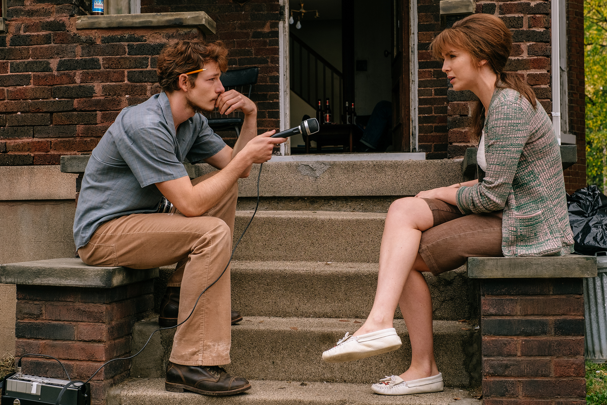 (L to R) Mike Faist as Danny and Jodie Comer as Kathy in director Jeff Nichols' THE BIKERIDERS. Credit: Kyle Kaplan/Focus Features © 2024 Focus Features, LLC. All RIghts Reserved.