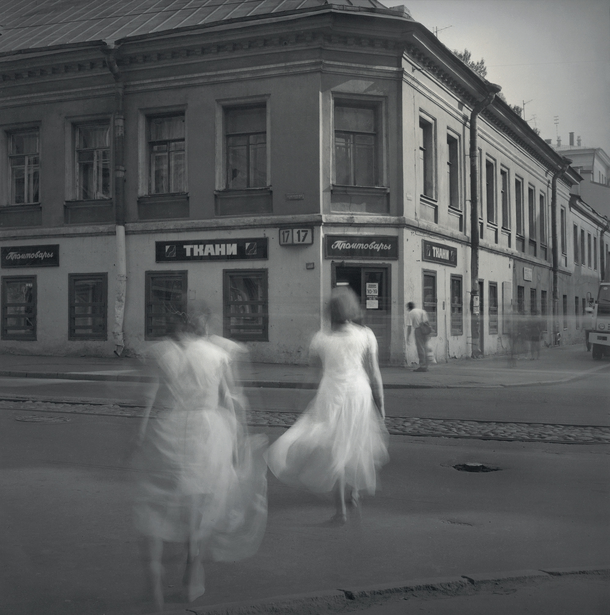 Alexey Titarenko, <em>White Dresses, St. Petersburg</em>, 1995
<br>© the artist and courtesy Nailya Alexander Gallery, New York”>
		</div>
		<div class=