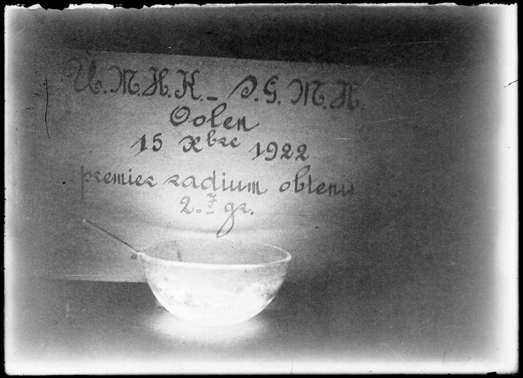 Marie Curie, A dish containing radium bromide photographed in the dark, 1922