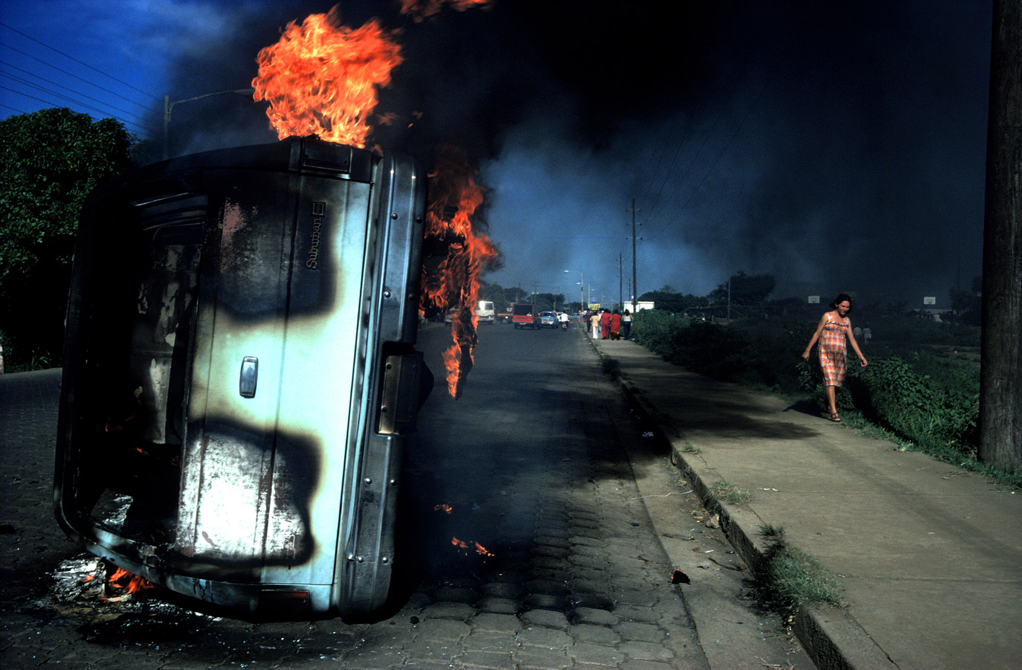 NICARAGUA. Managua. Car of a Somoza informer burning in Managua. (NICARAGUA, page 17) ©Susan Meiselas/Magnum Photos