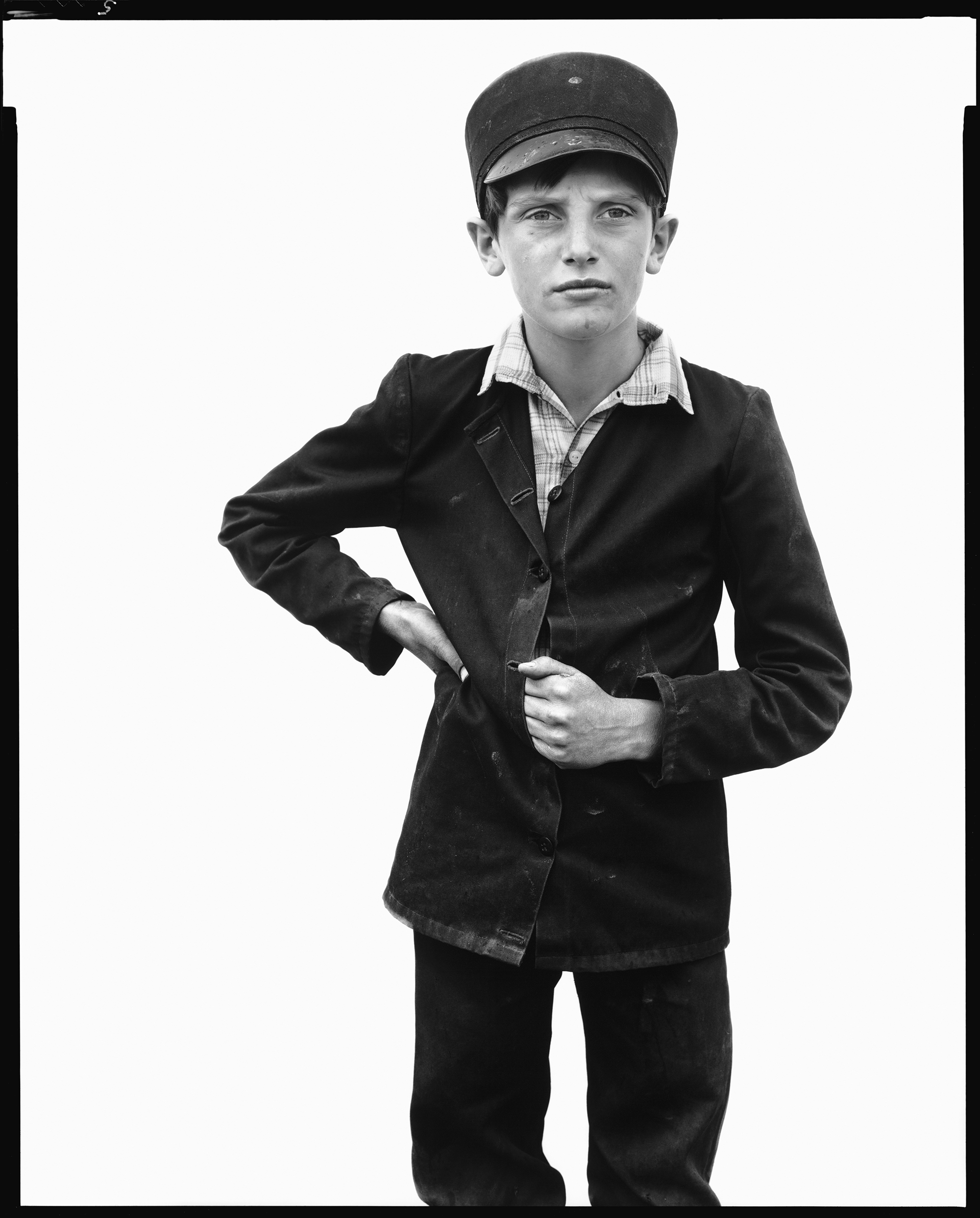 Richard Avedon, <em>Jesse Kleinsasser, pig man</em>, Hutterite colony, Harlowton, Montana, June 23, 1983″>
</div>
<div class=