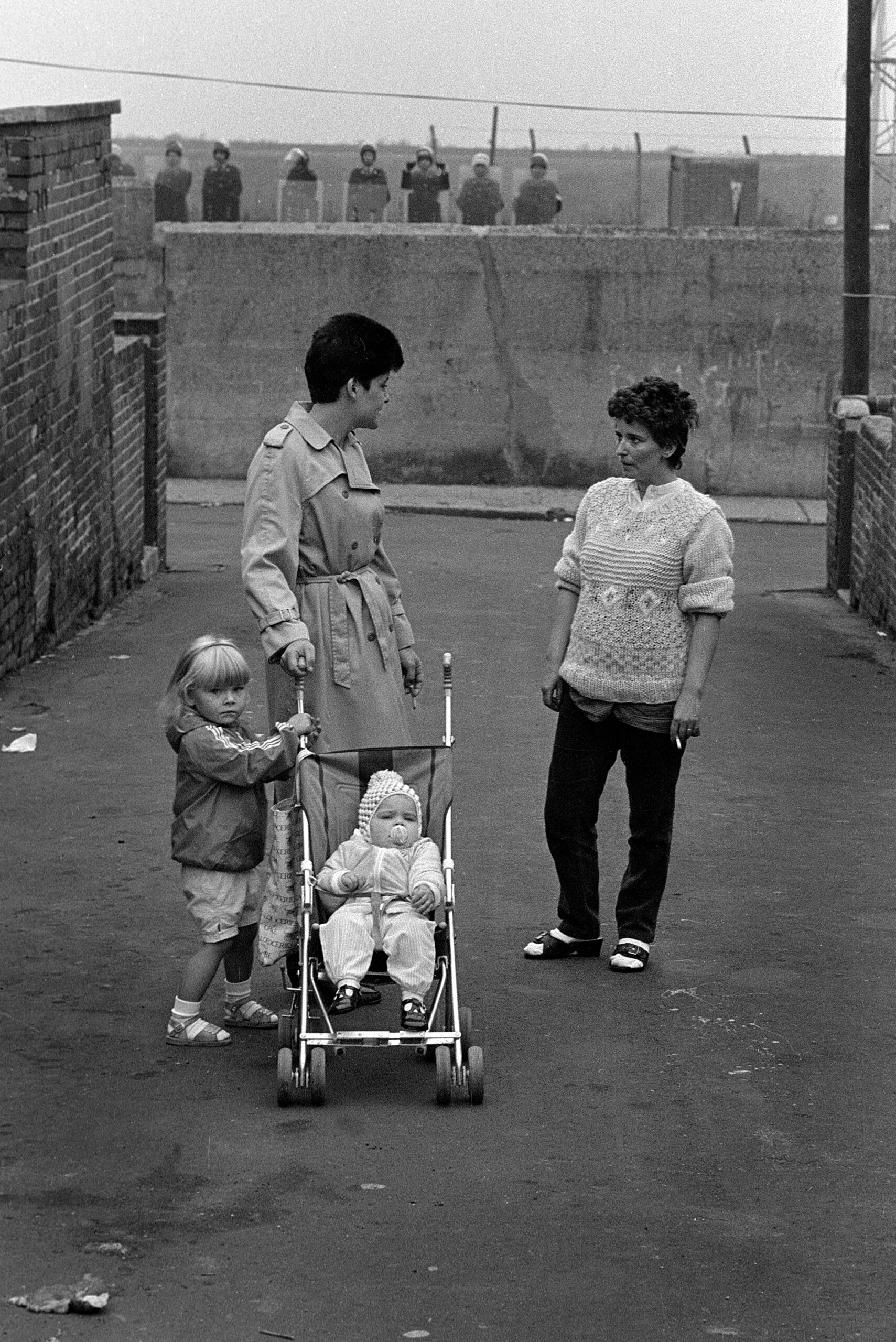 Keith Pattison, Police operation to get the first returning miner into the pit. Joanne, Gillian and Kate Handy with Brenda Robinson, Easington Colliery, Durham, August 24, 1984<br>
© Keith Pattison”>
		</div>
		<div class=
