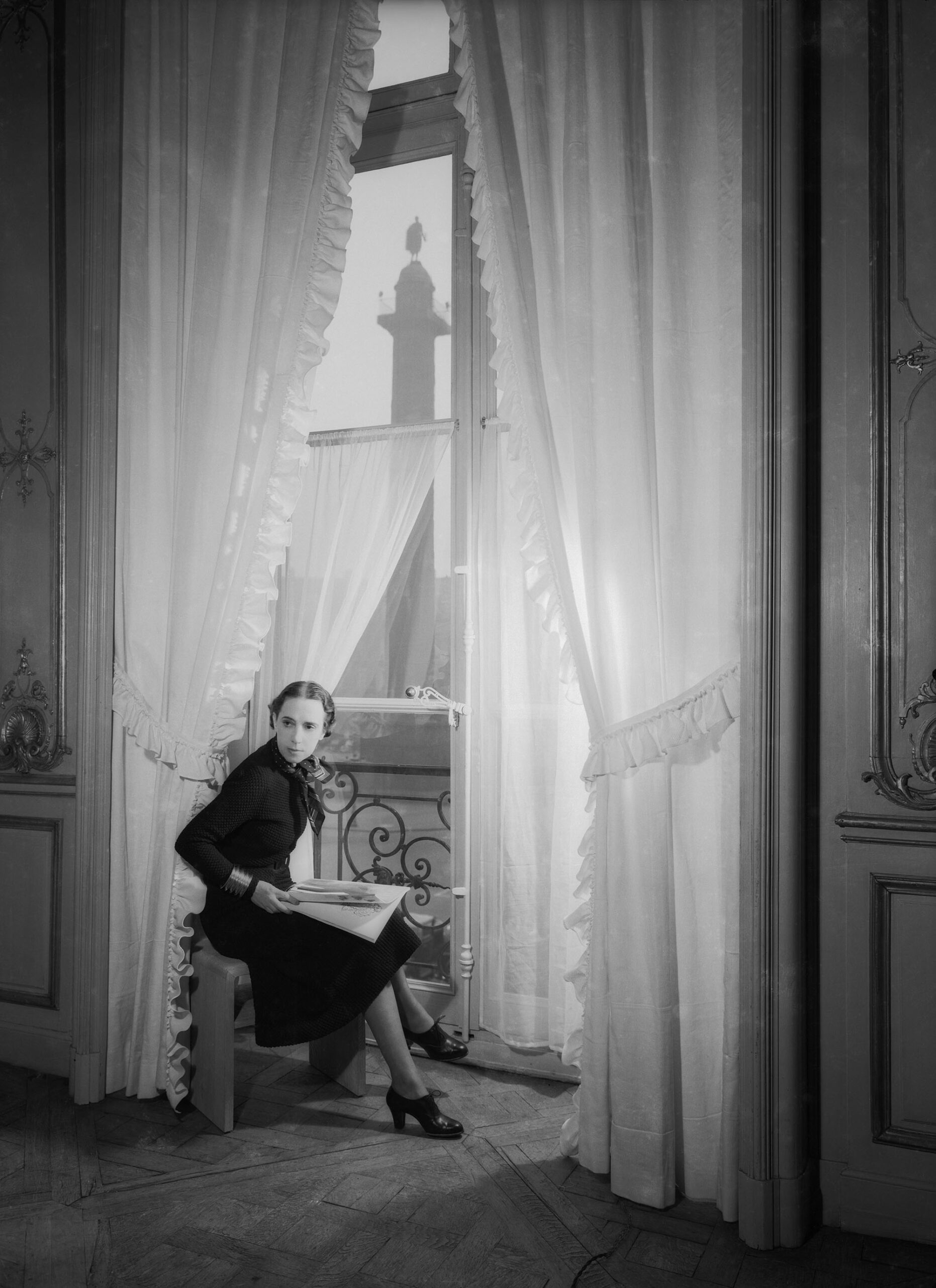 François Kollar, Elsa Schiaparelli in her boutique at 21 Place Vendôme, <em>Harper’s Bazaar</em>, October 1935<br>© the artist/GrandPalaisRmn”>
		</div>
		<div class=