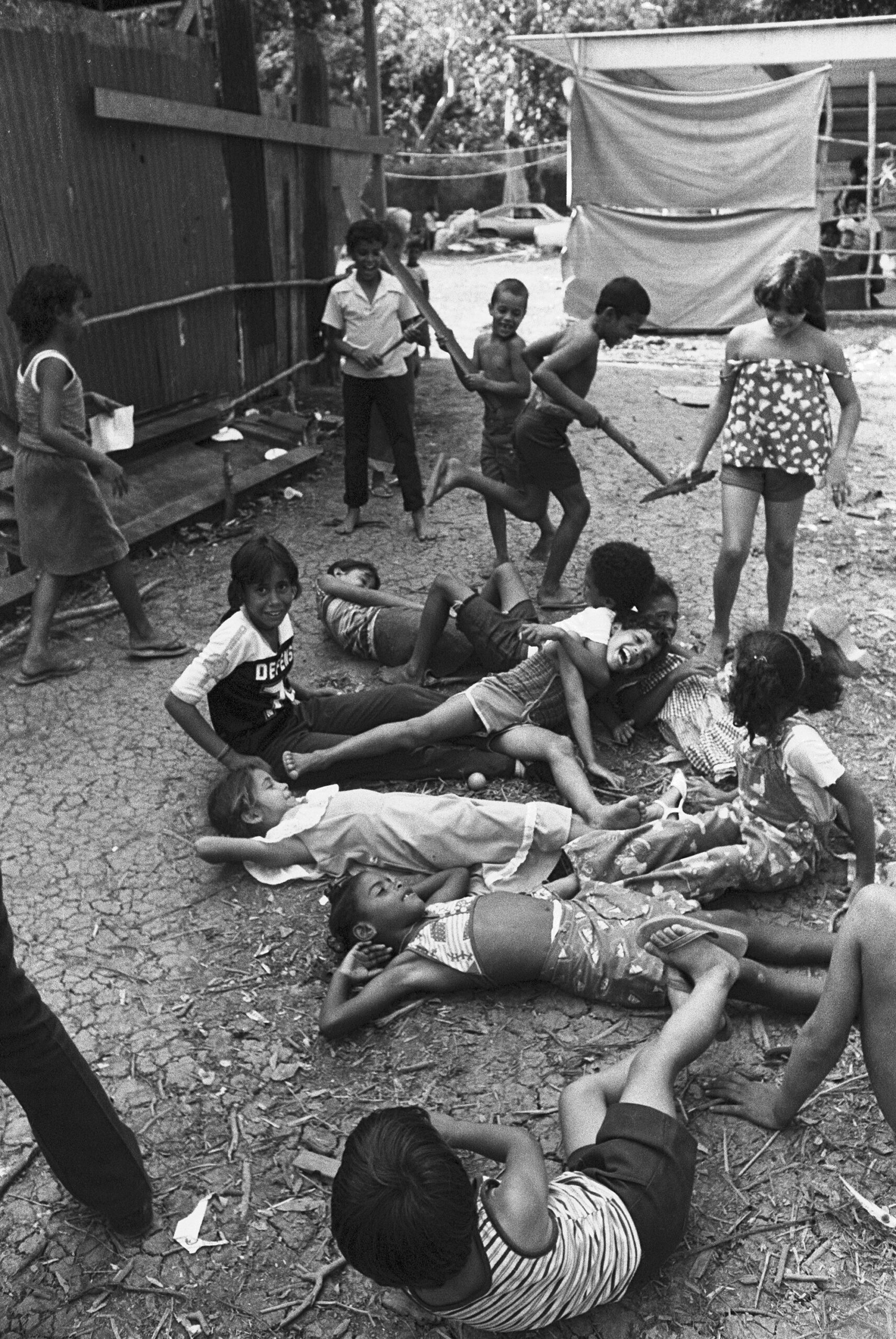 Ricardo Alcaraz, <em>Recrean Desalojo</em>, 1982″>
		</div>
		<div class=